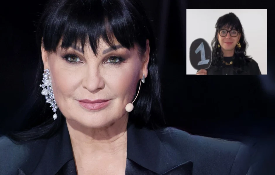 Kobieta o czarnych włosach i jasnych oczach w eleganckim stroju, z mikrofonem przy twarzy i efektowną biżuterią, na ciemnym tle; w prawym górnym rogu znajduje się małe zdjęcie innej kobiety trzymającej tabliczkę z napisem 1.