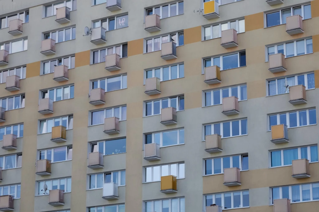 W przypadku lokali mieszkalnych już istniejących, obowiązek montażu czujek wejdzie w życie 1 stycznia 2030 r. 