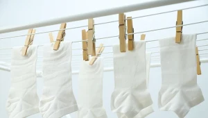 Namocz w tym białe skarpetki. Będą śnieżnobiałe bez użycia wybielacza