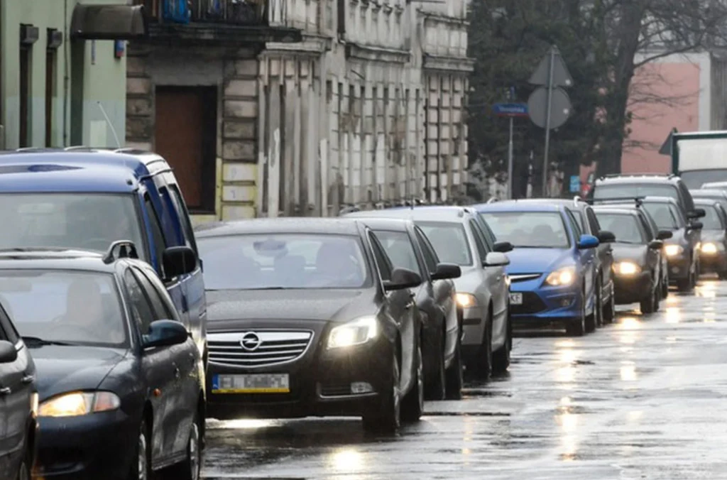 Dlaczego światła mijania świecą słabo i jak to sprawdzić?