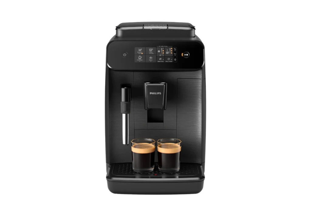 Automatyczny ekspres do kawy marki Philips z panelem dotykowym na przedniej części, dwoma filiżankami czarnej kawy oraz dyszą do spieniania mleka po lewej stronie.