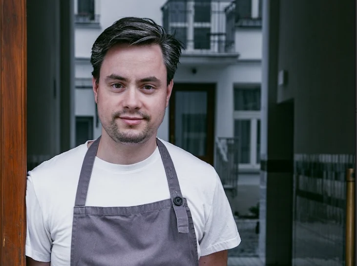 Witek Iwański prowadzi na warszawskiej Pradze restaurację hub.praga