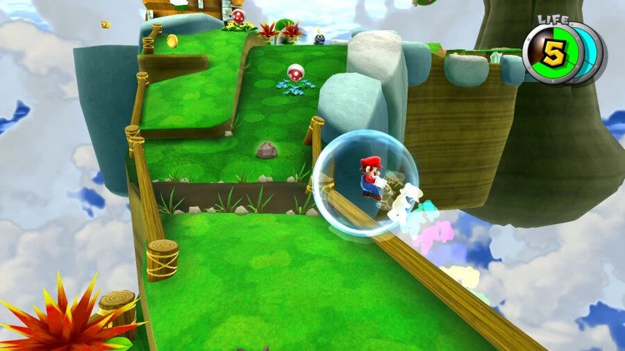 Super Mario Galaxy 1 + 2 Kolorowa plansza wirtualnego świata z postacią Mario poruszającą się po zielonej platformie, z elementami takimi jak monety, grzybki oraz licznik życia w prawym górnym rogu ekranu. W tle widać unoszące się w chmurach wyspy i roślinność.