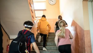 Burza po słowach burmistrza o dzieciach ze wsi. Wskazał na ich ubrania