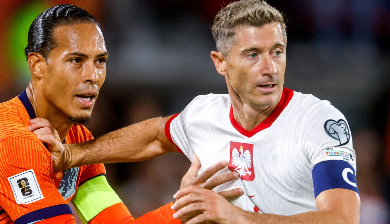 Virgil van Dijk ponownie znalazł się w Jedenastce Roku FIFPro. Robert Lewandowski może tylko wspominać złote lata 2020 i 2021 Dwóch piłkarzy na boisku podczas meczu, jeden ubrany w pomarańczowy strój z opaską kapitana, drugi w biało-czerwonym stroju z orłem, również z opaską kapitana na ramieniu. Oboje skoncentrowani na grze, w dynamicznej akcji.