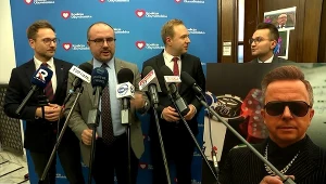 Spięcie na konferencji PiS. Nagle zza drzwi wyszedł poseł KO