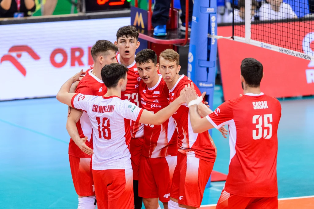 Jan Firlej (w środku) w ostatnim sezonie zdobył dwa medale z reprezentacją Polski. Teraz chce sięgnąć po trofeum z klube, Jan Firlej (w środku) w ostatnim sezonie zdobył dwa medale z reprezentacją Polski. Teraz chce sięgnąć po trofeum z klube,