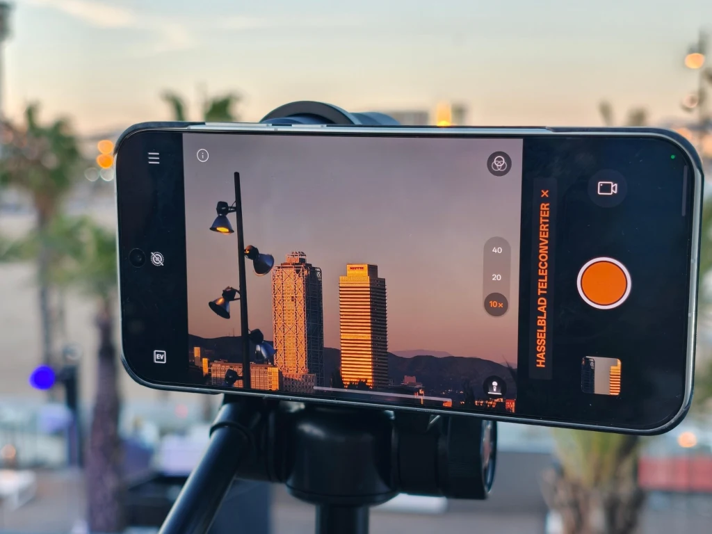 Oppo Find X9 Pro z zamontowanym telekonwerterem. Oppo Find X9 Pro z zamontowanym telekonwerterem.