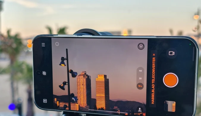 Oppo Find X9 Pro z zamontowanym telekonwerterem. 