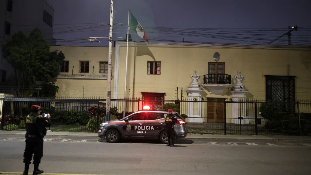 Peruwiańska policja przed meksykańską ambasadą, gdzie schroniła się Betssy Chavez Peruwiańska policja przed meksykańską ambasadą, gdzie schroniła się Betssy Chavez