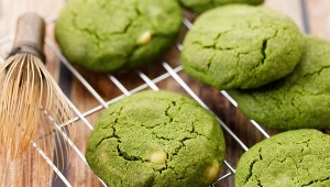 Zielone ciasteczka z niespodzianką. Mają w sobie super zdrowy składnik