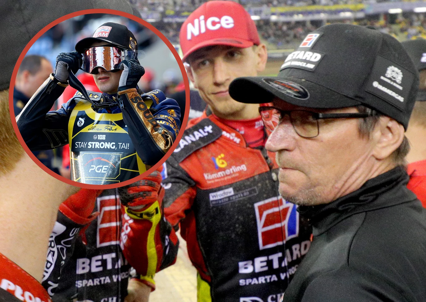 Zawodnicy żużlowi w sportowych kombinezonach i kaskach stojący na stadionie, jeden z nich nosi czapkę z napisem 'Nice'. W prawym dolnym rogu mężczyzna w okularach i czapce z daszkiem. W okrągłej ramce zawodnik szykuje się do startu, zakłada gogle i ma ...