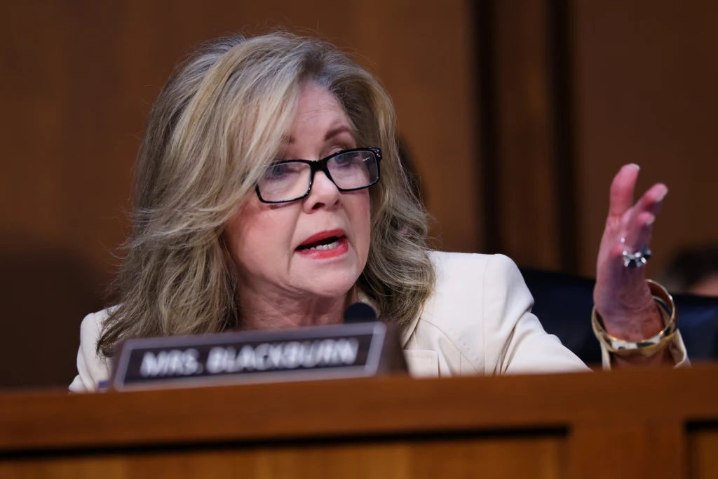 Marsha Blackburn podczas składania zeznań przez prokurator generalną USA Pam Bondi przed Komisją ds. Sądownictwa Senatu