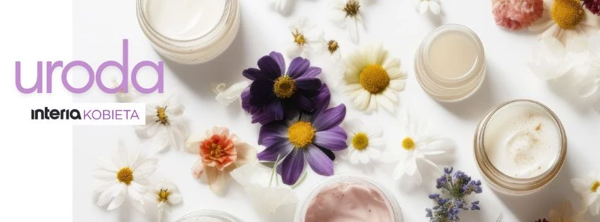 Odkryj tajniki pielęgnacji i poczuj się piękna każdego dnia Szklane słoiczki z kremami i balsamami otoczone świeżymi kwiatami w różnych kolorach, delikatne kompozycje tworzą wrażenie naturalności i dbania o urodę, z logo u góry po lewej stronie.