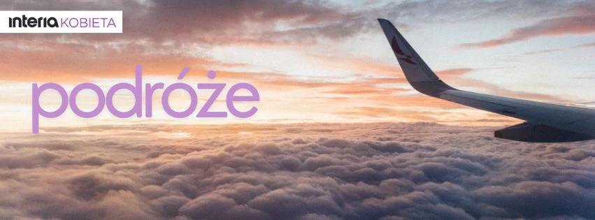 Odwiedź miejsca, które zachwycają klimatem i inspirują Skrzydło samolotu ponad warstwą chmur o zachodzie słońca, pastelowe barwy nieba i widoczny napis 'podróże' w fioletowym kolorze, w lewym górnym rogu logo portalu interia KOBIETA.