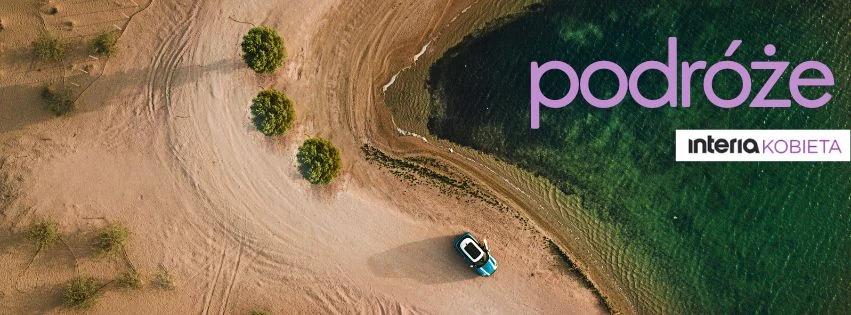 Odwiedź miejsca, które zachwycają klimatem i inspirują Plaża z piaskiem i kilkoma drzewami, pojedynczy samochód zaparkowany blisko brzegu zielonego jeziora, widok z lotu ptaka, typowa scena podróżnicza.