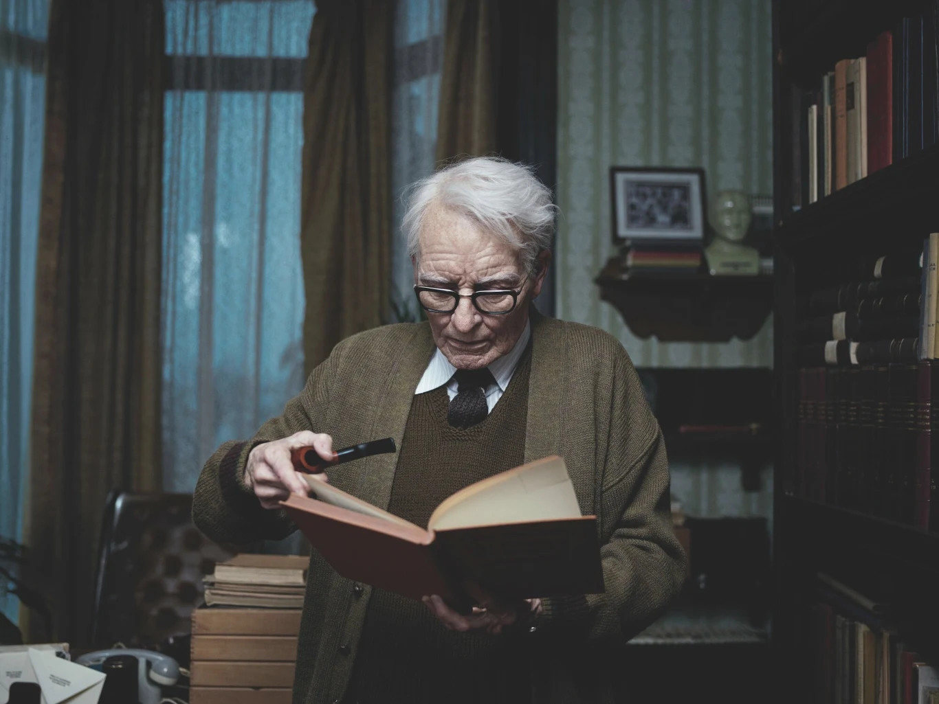 Tilda Swinton jako Lutz Ebersdorf jako doktor Josepha Klemperera w "Suspirii" z 2018 roku