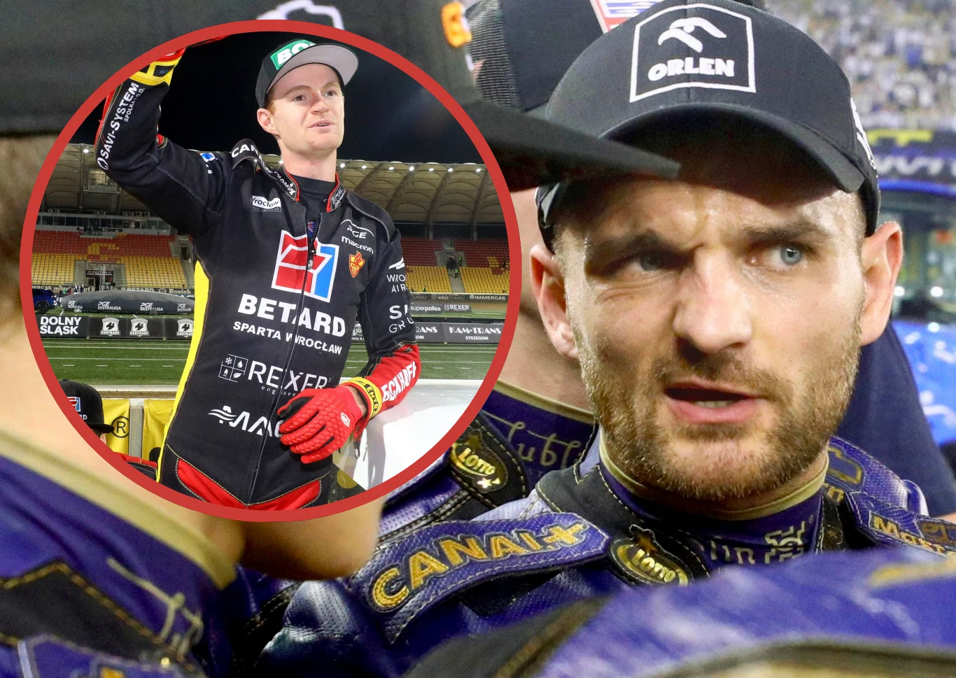 Zbliżenie twarzy żużlowca w kasku i sportowym stroju, w tle widoczna sylwetka zawodnika w ubraniu z logo sponsorów, na stadionie podczas zawodów żużlowych.