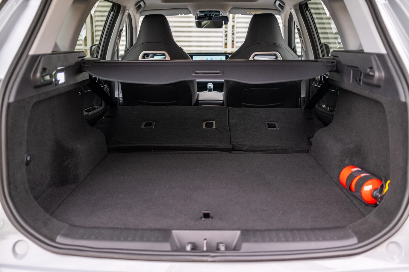 Bagażnik ma 500 l pojemności, ale żadnych haczyków na siatki. Za to podłoga po złożeniu oparć kanapy jest niemal równa. Bagażnik samochodu osobowego z rozłożonymi tylnymi siedzeniami umożliwiający zwiększenie przestrzeni ładunkowej, po prawej stronie umieszczona gaśnica.