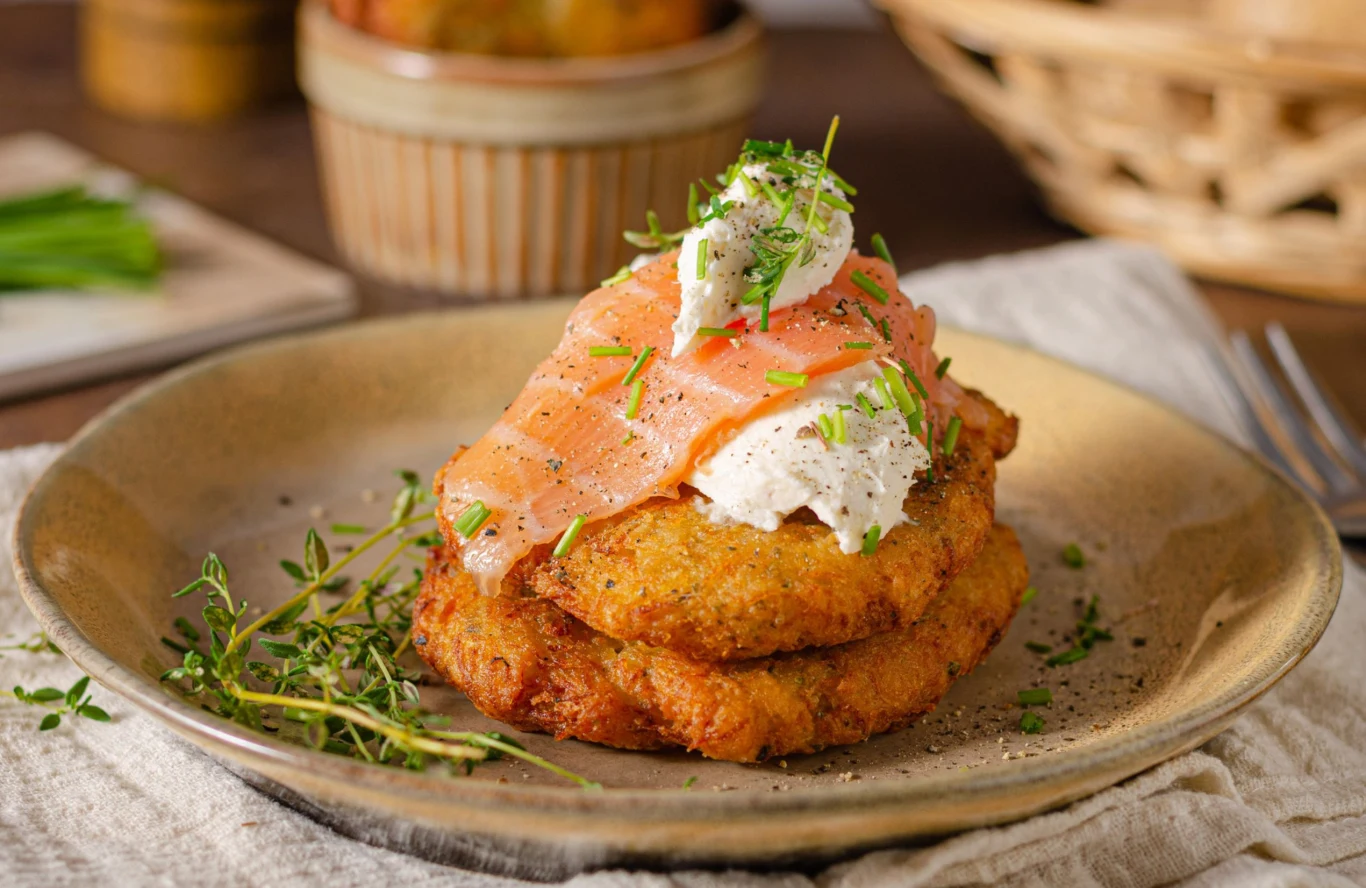 Łosoś świetnie komponuje się z chrupiącymi plackami ziemniaczanymi Łosoś świetnie komponuje się z chrupiącymi plackami ziemniaczanymi