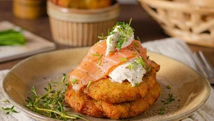 Łosoś świetnie komponuje się z chrupiącymi plackami ziemniaczanymi