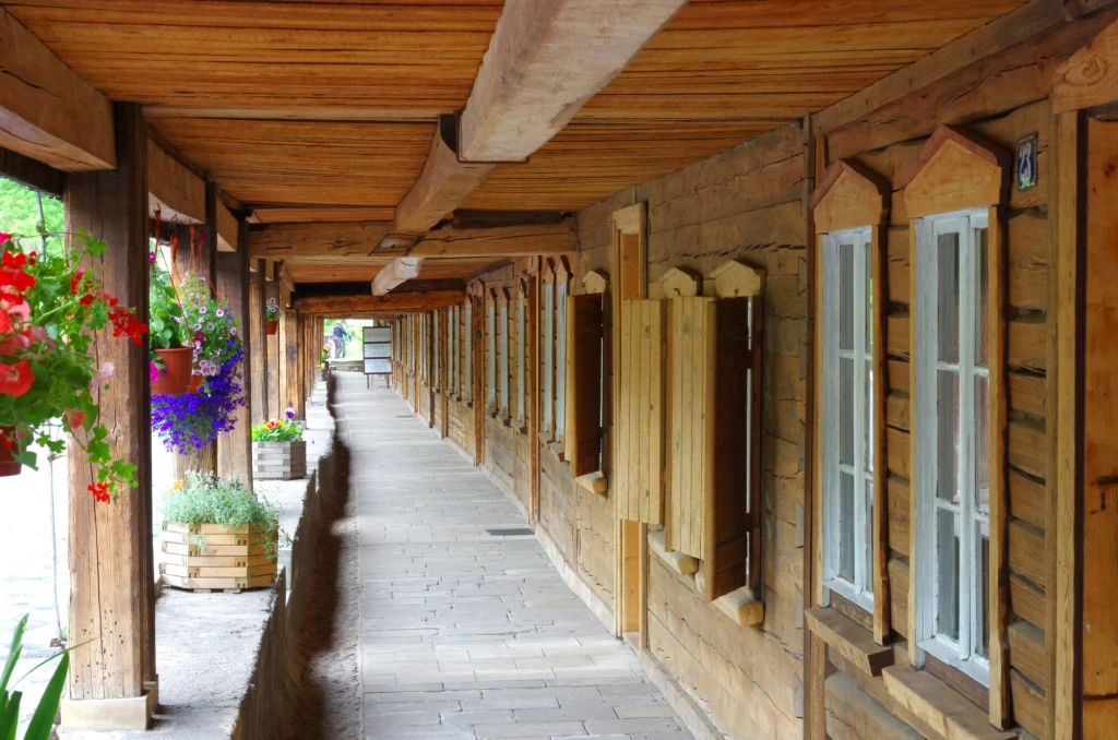 Do dziś zachowało się 11 podcieniowych chat Drewniany ganek zadaszony, prowadzący wzdłuż budynku; z jednej strony rząd okien z drewnianymi okiennicami, po lewej stronie donice z kolorowymi kwiatami oraz zielenią, podłoga wyłożona kamiennymi płytami.