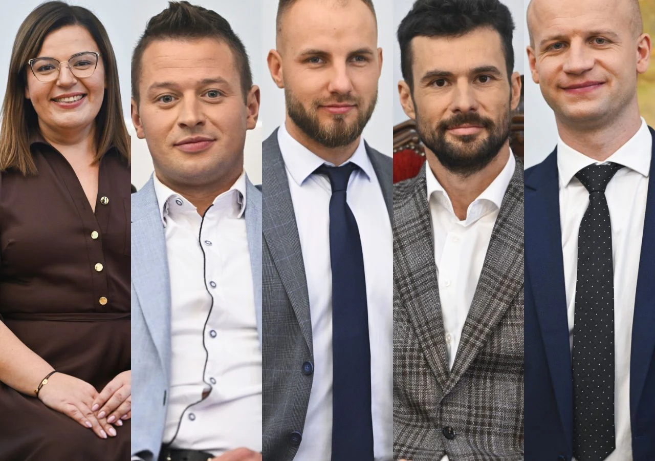 Uczestnicy "Rolnik szuka żony 12" w odcinku finałowym: Barbara, Krzysztof, Arkadiusz, Roland i Gabriel Pięć osób w eleganckich ubraniach, ustawionych w rzędzie, patrzy prosto w obiektyw. Każda osoba widoczna w półzbliżeniu, tło rozmyte i neutralne.