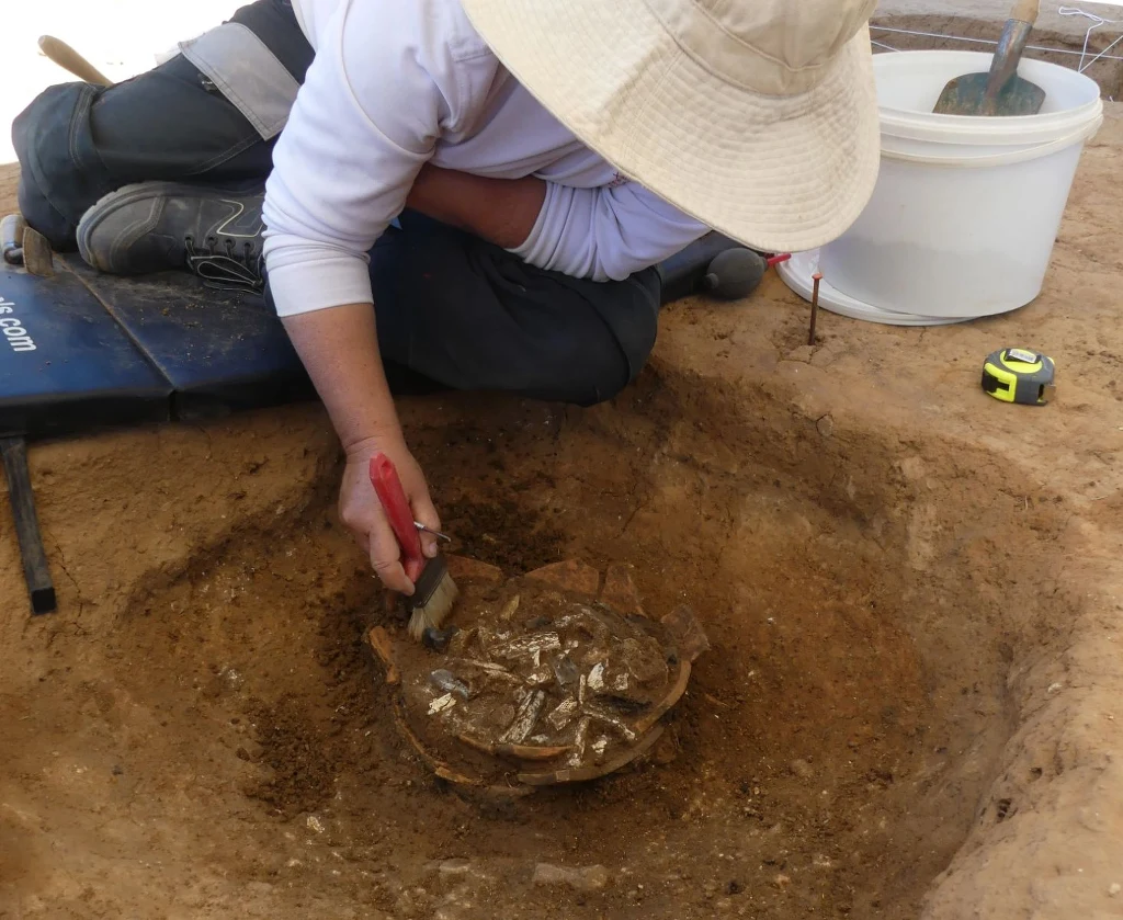 Na starożytnym cmentarzysku w pobliżu Olbii archeolodzy znaleźli groby z glinianymi rurami służącymi do składania płynnych ofiar, m.in. z wina Na starożytnym cmentarzysku w pobliżu Olbii archeolodzy znaleźli groby z glinianymi rurami służącymi do składania płynnych ofiar, m.in. z wina