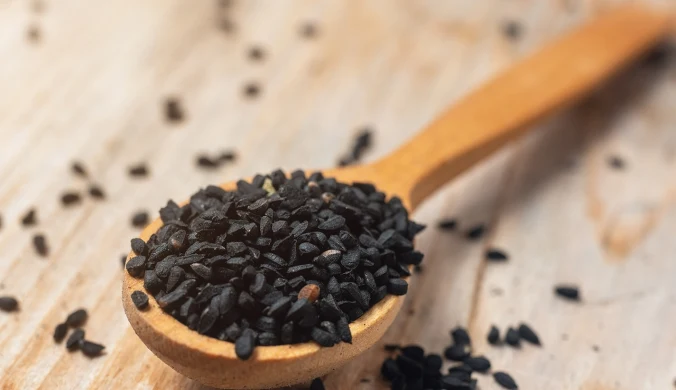 Czarnuszka a odchudzanie. Najnowsze badania pokazują, że jedna łyżka dziennie może wspierać walkę z tkanką tłuszczową