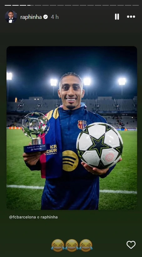 Piłkarz FC Barcelony trzyma statuetkę oraz piłkę na boisku, w tle stadion oświetlony reflektorami i puste trybuny.