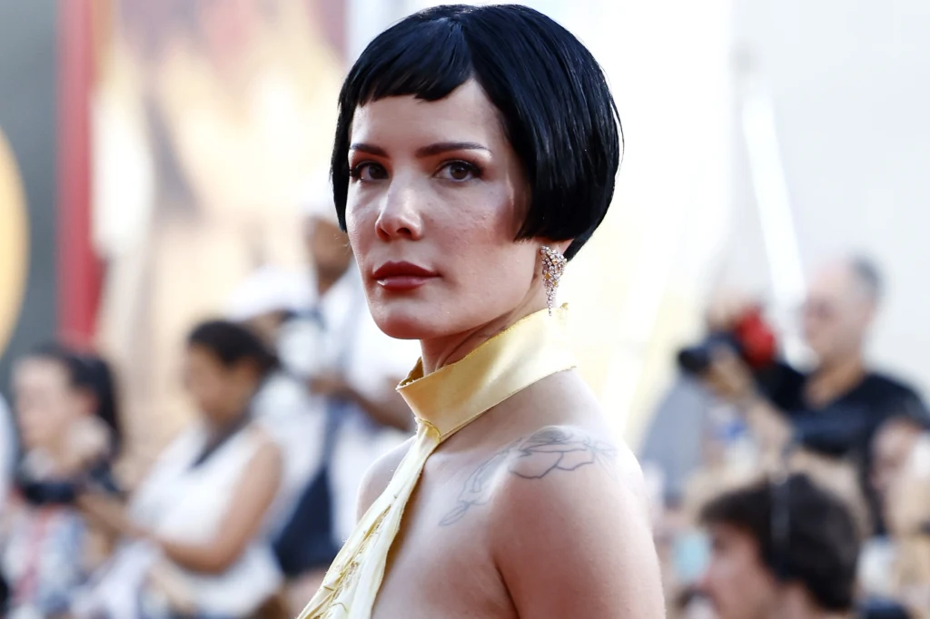 Halsey zmaga się z problemami zdrowotnymi Halsey zmaga się z problemami zdrowotnymi