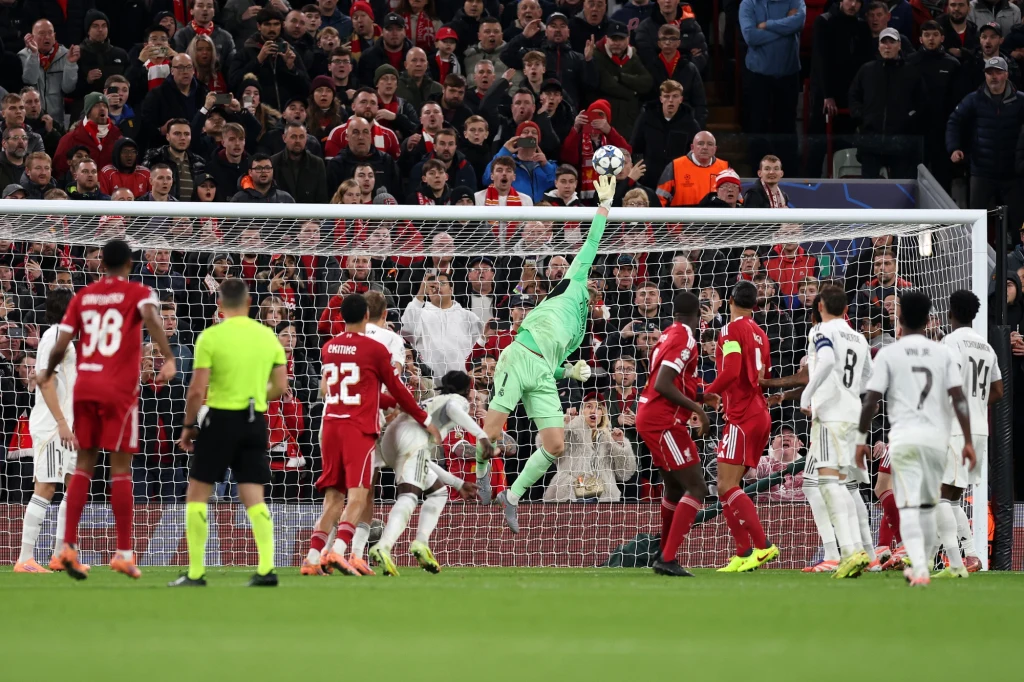 Thibaut Courtois broni strzał Liverpoolu Thibaut Courtois broni strzał Liverpoolu