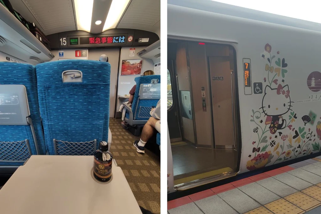 Shinkansen: z zewnątrz kawaii (uroczy, słodki), wewnątrz przestronny Wnętrze nowoczesnego pociągu z niebieskimi fotelami oraz stolikiem z napojem, po lewej stronie widać kilku pasażerów, po prawej zewnętrzna część pociągu ozdobiona wizerunkiem Hello Kitty oraz kolorowymi motywami.