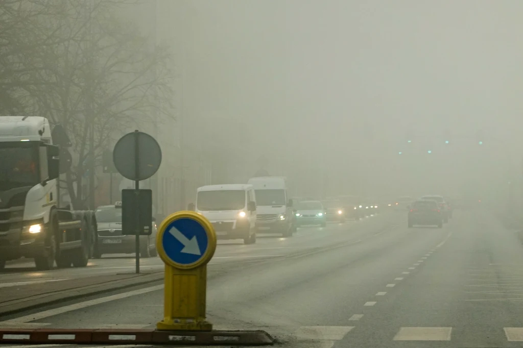 Prognoza pogody. Pojawią się gęste mgły, wydano ostrzeżenia 