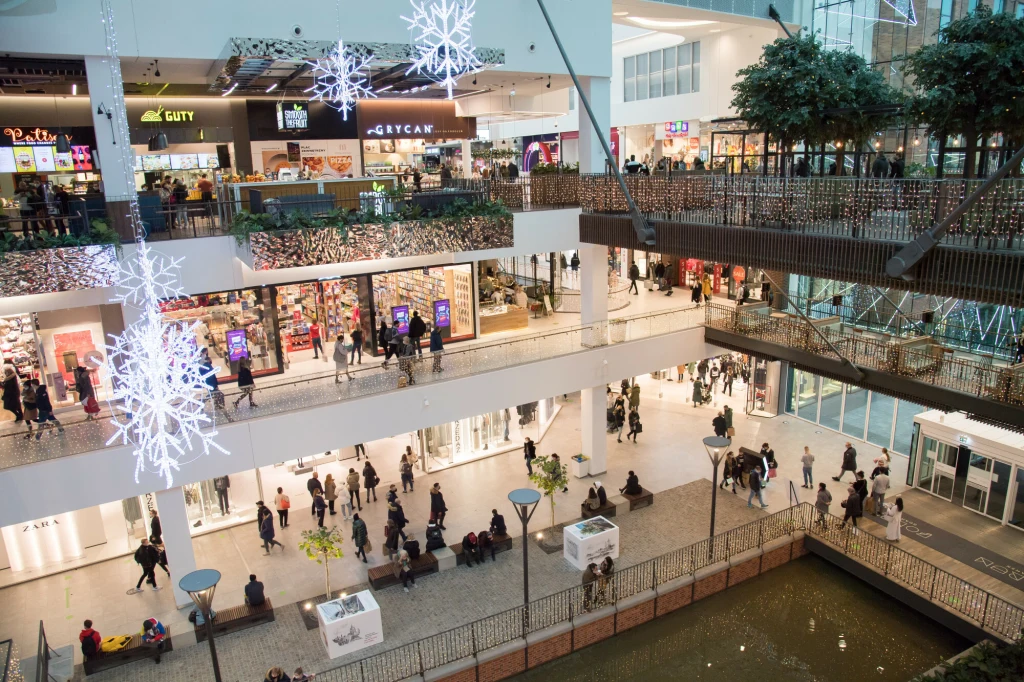 Przedświąteczne zakupy zaczynają się... we wrześniu. Nabierają tempa w październiku, a w listopadzie i grudniu to już prawdziwe szaleństwo. Zdj. ilustracyjne