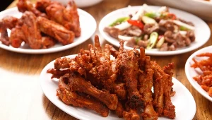 W Chinach to popularne przekąska. W Polsce gotujemy na nich buliony