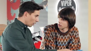 Wiktor (Grzegorz Kestranek) poinformuje Tomasza (Jakub Sokołowski), że postanowił zrezygnować z pracy w jego fundacji 