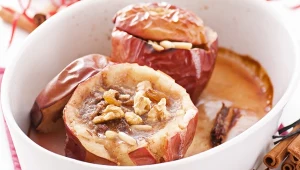 Pieczone jabłka z orzechami i cynamonem to zdrowy sposób na słodki deser