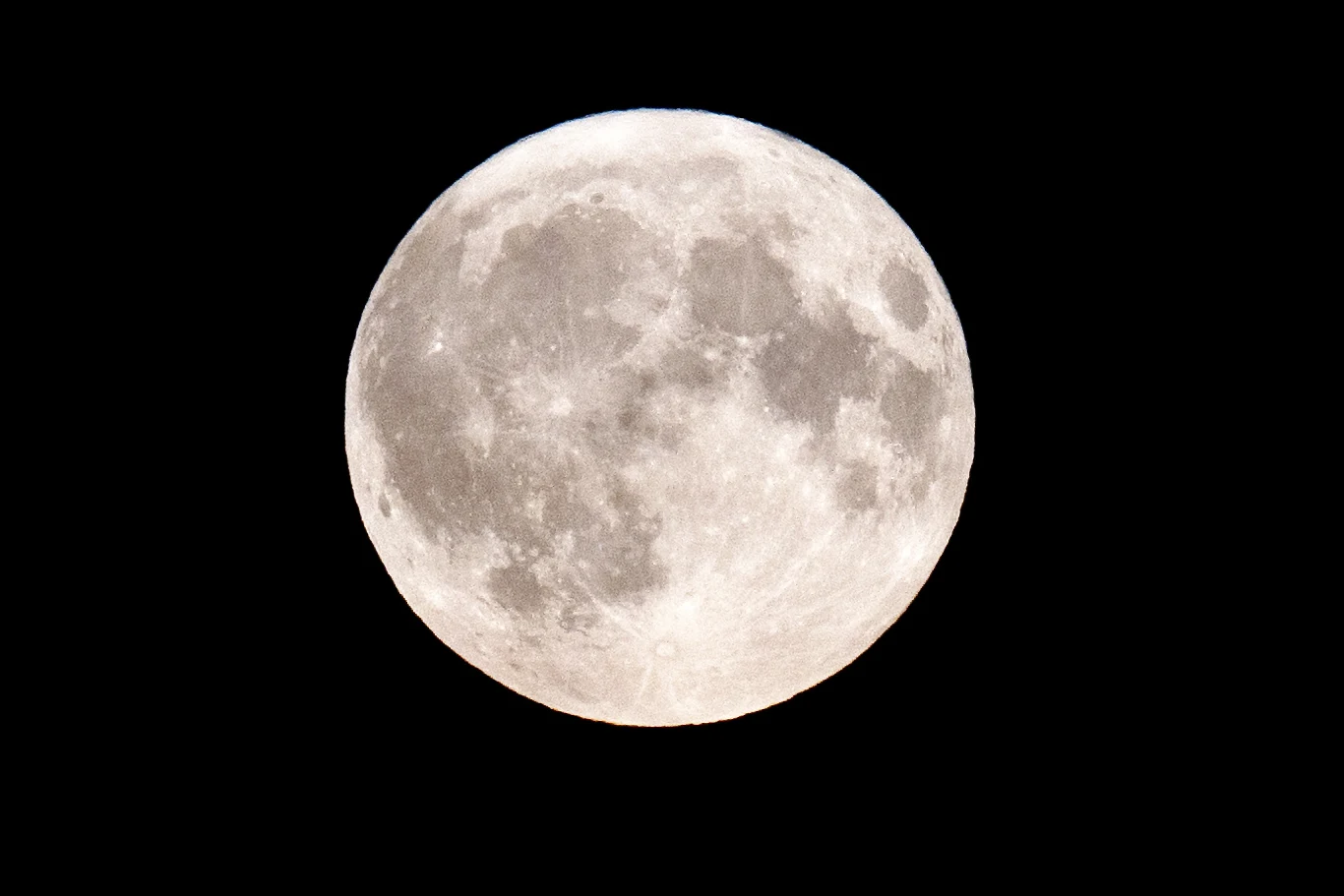 Super pełnia księżyca, dziś o 14:19 Pełnia Księżyca na tle czarnego, nocnego nieba z wyraźnie widocznymi kraterami i strukturami powierzchni.