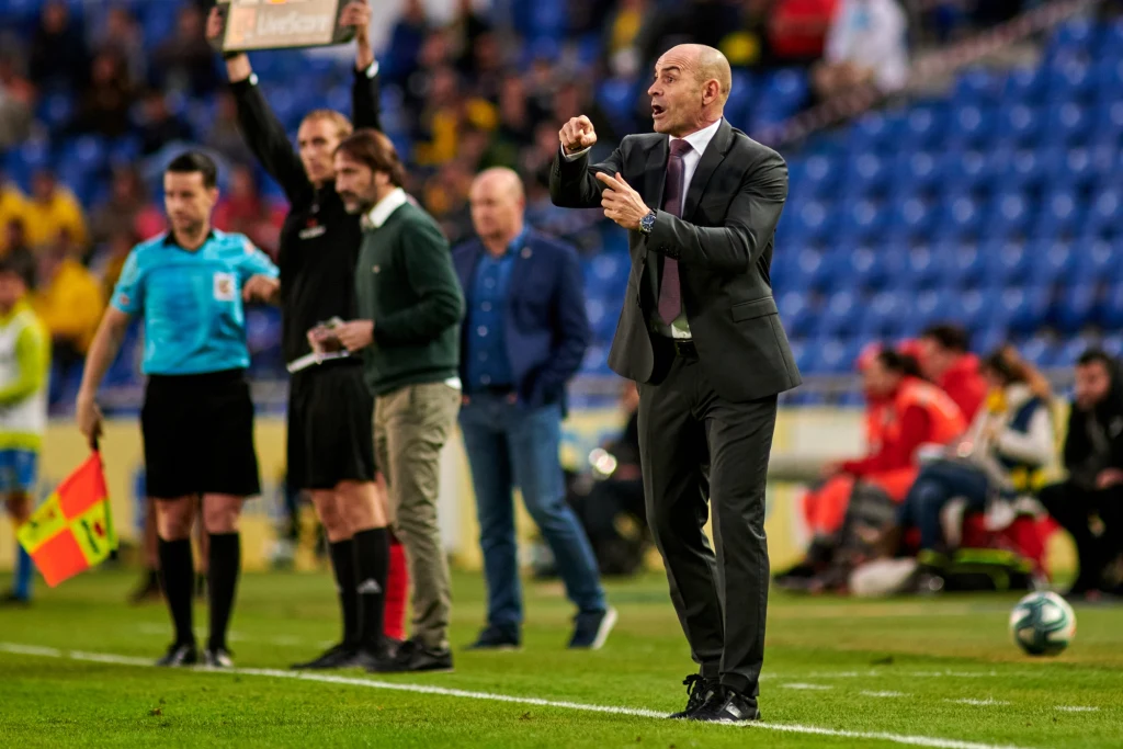 Paco Jemez (w garniturze)