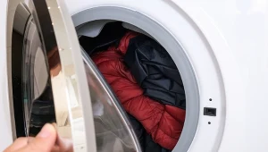 Tak wypierzesz puchową kurtkę i jej nie zniszczysz. Wystarczy kilka kropel do pralki 