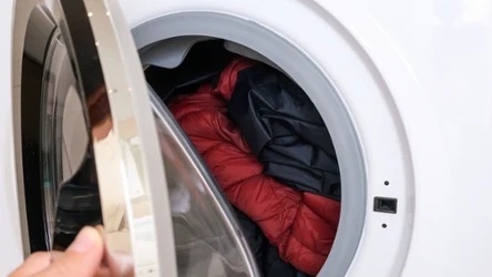 Pranie kurtki puchowej w pralce. Jak zrobić to w prawidłowy sposób?