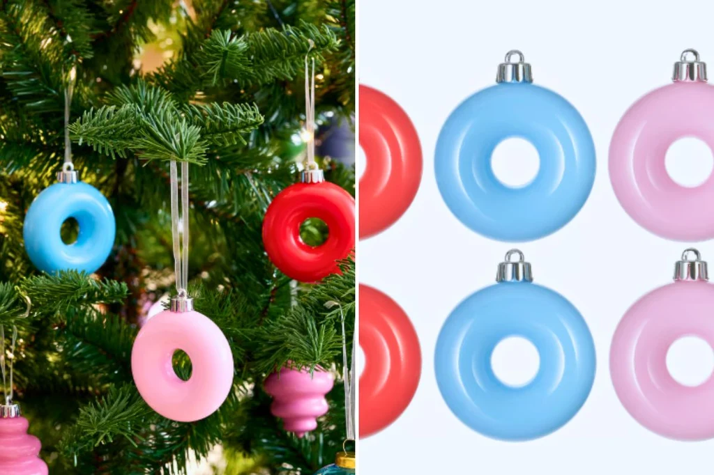 Kolorowe, okrągłe bombki w pastelowych barwach zawieszone na gałęziach choinki oraz pokazane osobno na jasnym tle, w wariantach niebieskim, różowym i czerwonym, wszystkie w kształcie pierścieni przypominających donuty.