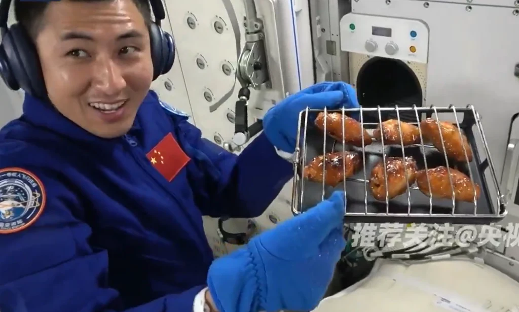 Kosmiczne skrzydełka wyglądają apetycznie. Uśmiechy chińskich astronautów mówią same za siebie