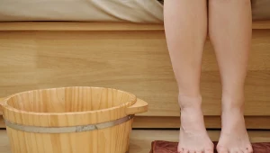 Zamocz stopy po kostki. Łagodzi odparzenia i dba o miejsca między palcami