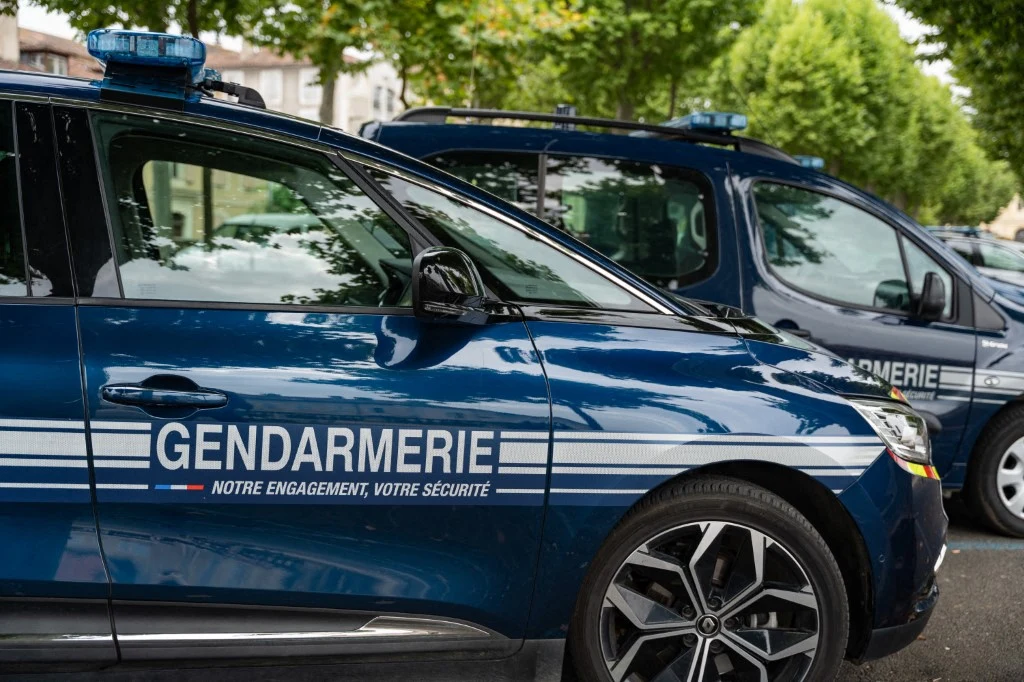 Francja. Kierowca wjechał w grupę ludzi na wyspie. Został zatrzymany przez żandarmerię, zdj. ilustracyjne