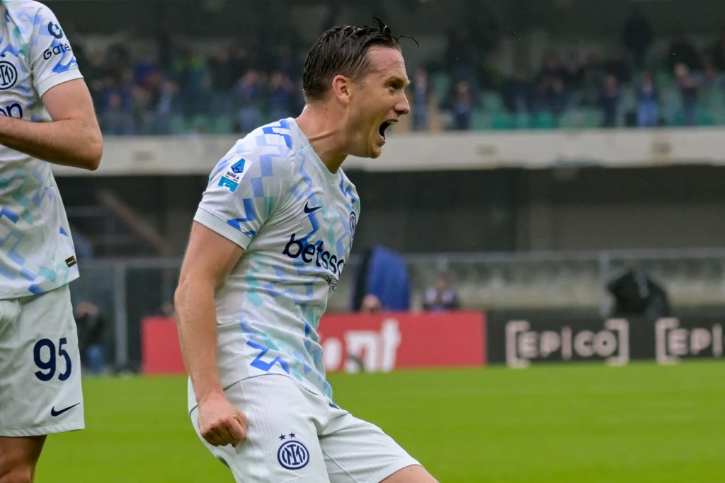 Piotr Zieliński cieszy się ze strzelonej bramki dla Interu