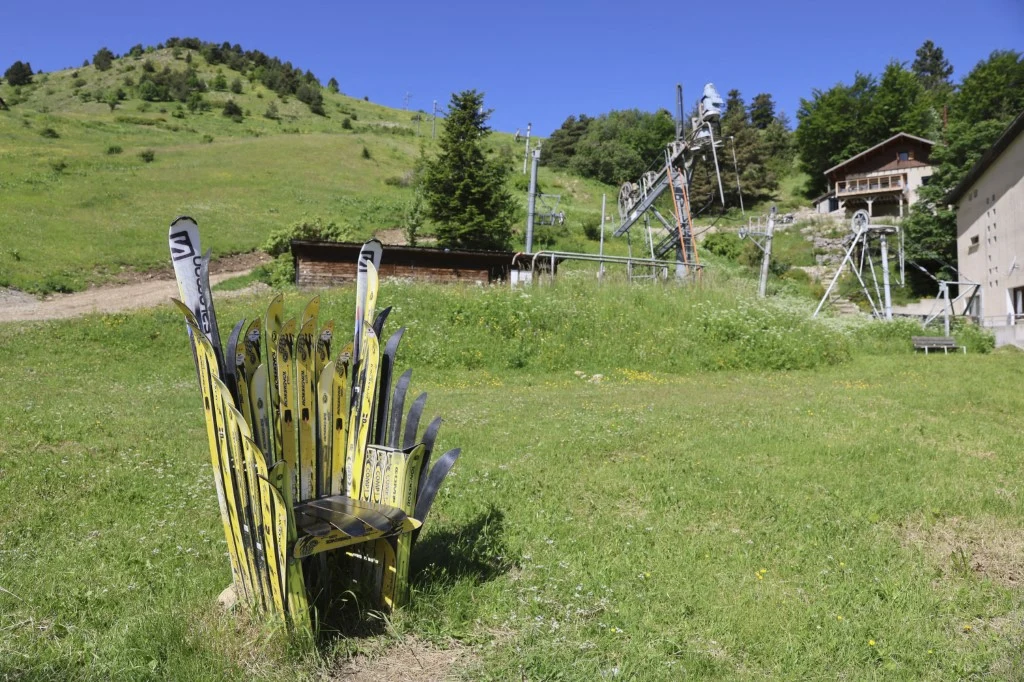 W Alpach brakuje śniegu. Ośrodki narciarskie zamykają się jeden po drugim W Alpach brakuje śniegu. Ośrodki narciarskie zamykają się jeden po drugim