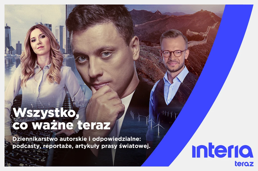 Trzy osoby w formalnych strojach, z poważnymi wyrazami twarzy na tle miasta oraz gór, z widocznym napisem reklamującym platformę informacyjną Interia Teraz.