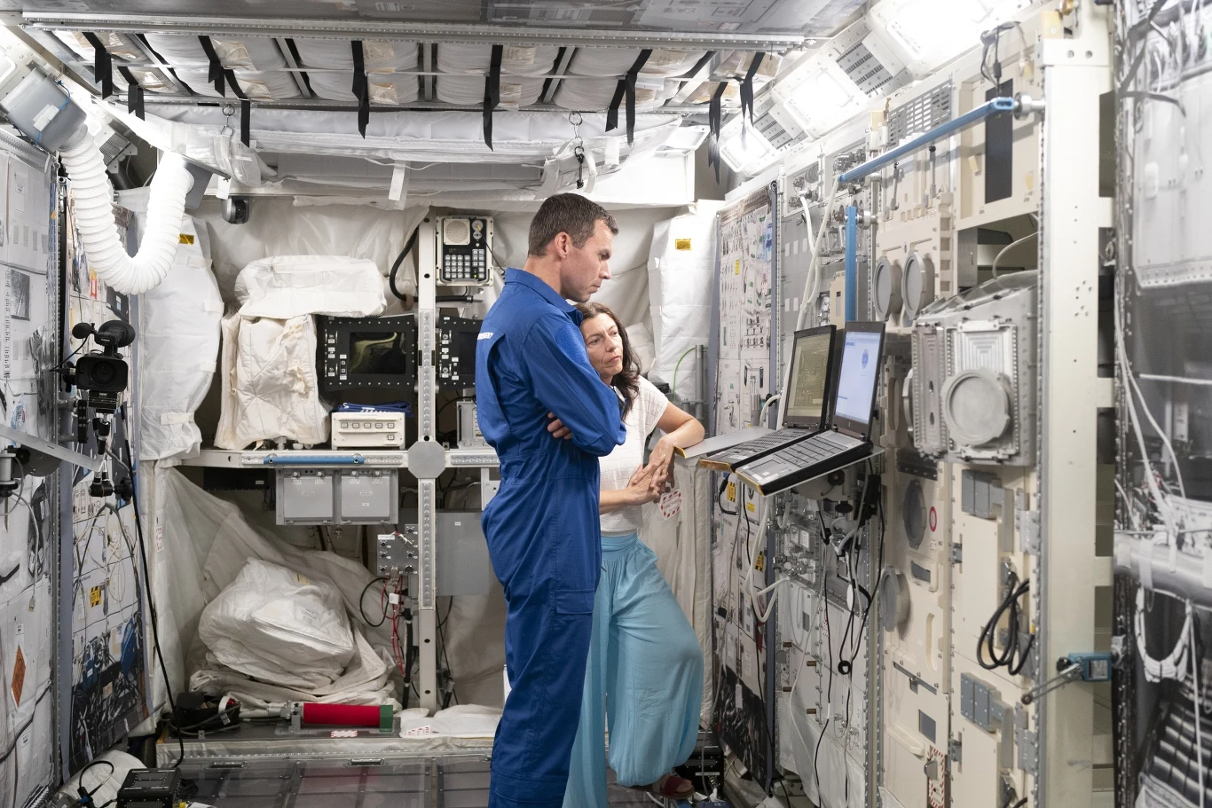 Astronauta projektowy ESA Marcus Wandt ćwiczy na makiecie modułu Columbus w Europejskim Centrum Astronautów w Kolonii w Niemczech.